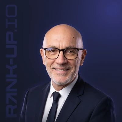 Thierry Vernhes, SEO senior et développeur chez Rank-Up, il pratique le SEO depuis les années 2000