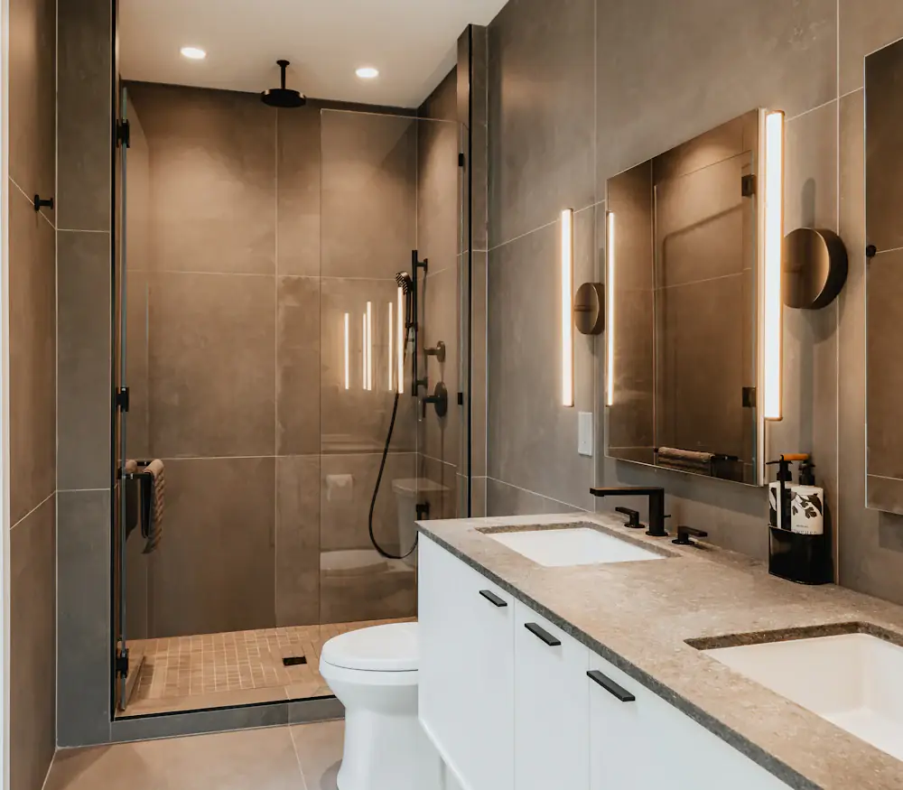 Douche à l’italienne en grès cérame brun, double vasque et miroir éclairé