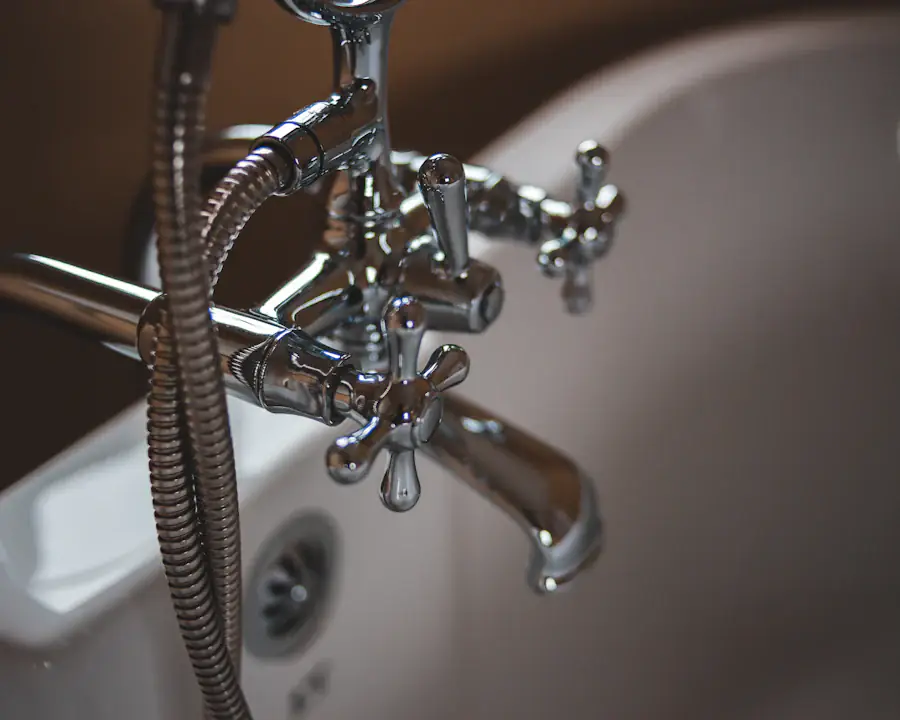 Robinetterie chromée d’une baignoire avec douchette