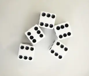Deux dés posés sur une table