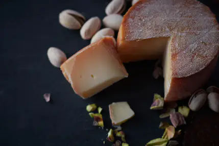Fromages et fruits secs sur une planche