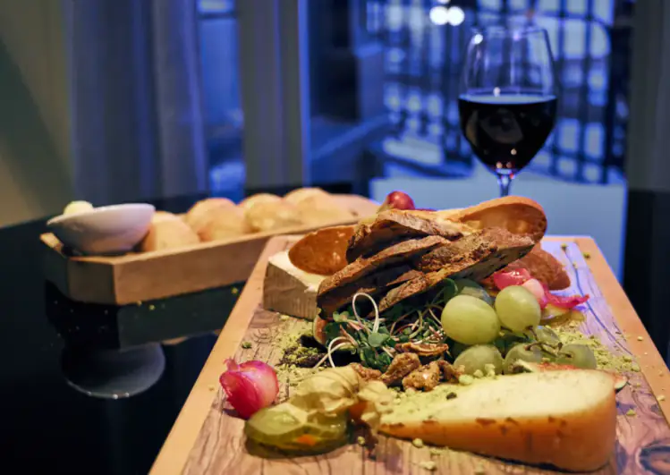 Planche apéritive garnie : charcuterie, fromages et raisin