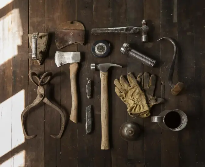 Outils anciens posés sur un établi