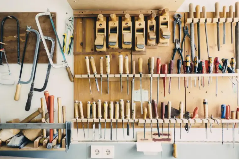 Mur d'outils dans un atelier