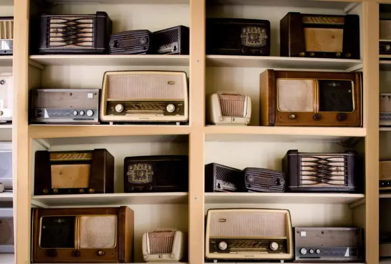 Étagère de radios anciennes
