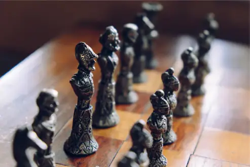 Pièces d'échecs alignées sur un plateau