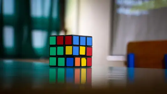 Casse-tête coloré posé sur une table