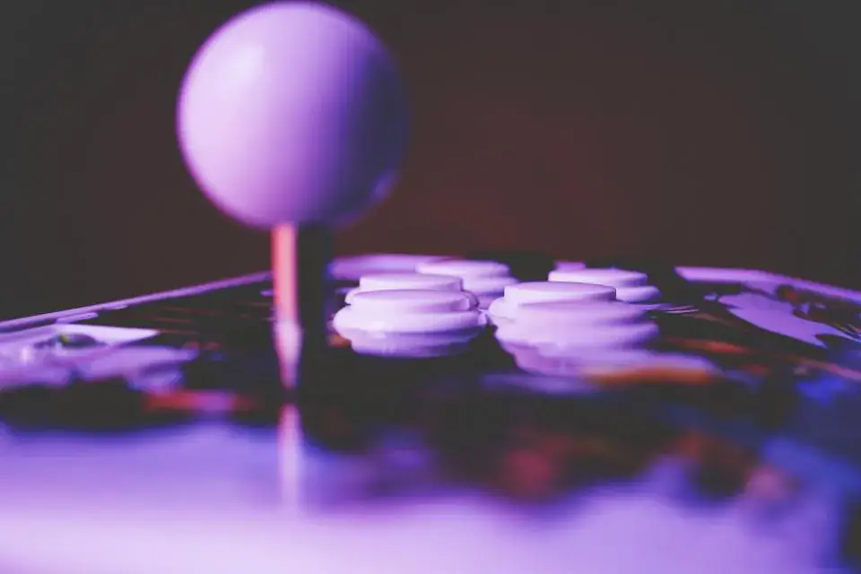 Joystick d'arcade sous une lumière violette, ambiance de Pixel Panic