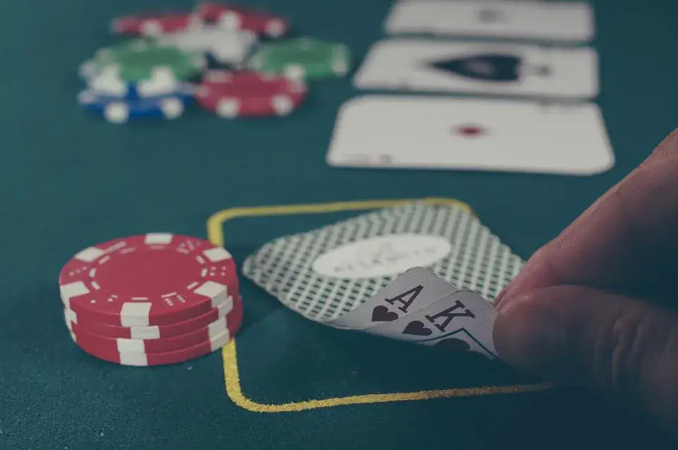 Jetons et cartes sur un tapis de poker, ambiance du Tripot