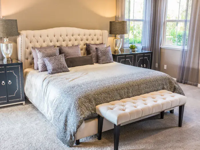 Chambre Double Supérieure, tête de lit capitonnée et banquette