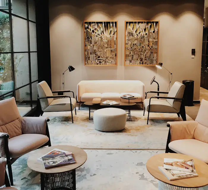 Le salon de réception de l'hôtel