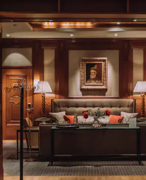 Le grand salon de l'hôtel, lumières tamisées