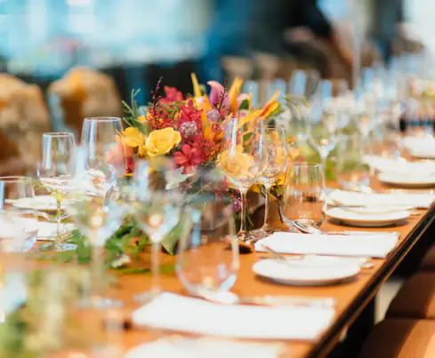Détail d'une table de fête fleurie