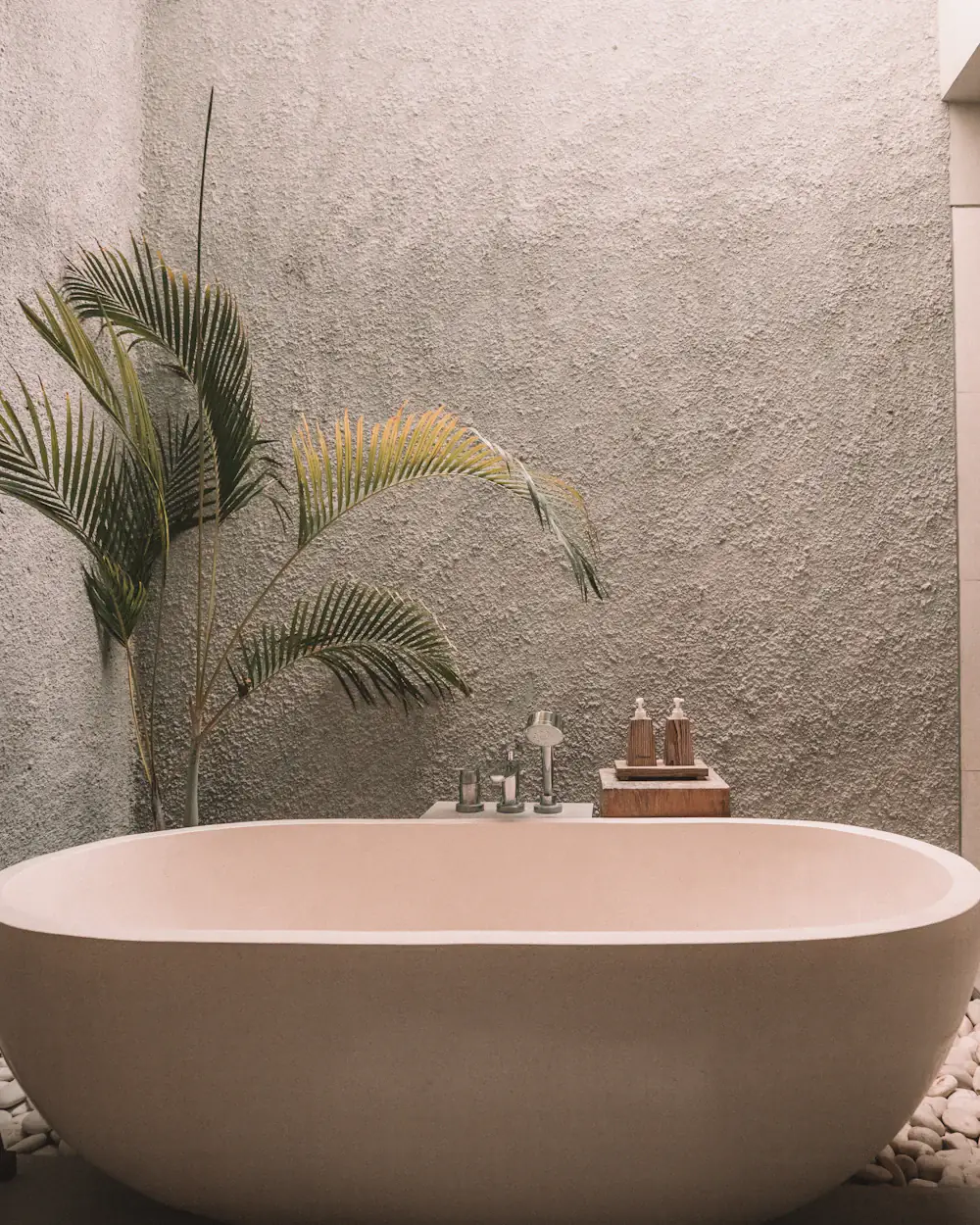 Baignoire îlot dans une salle d'eau en pierre, ambiance spa