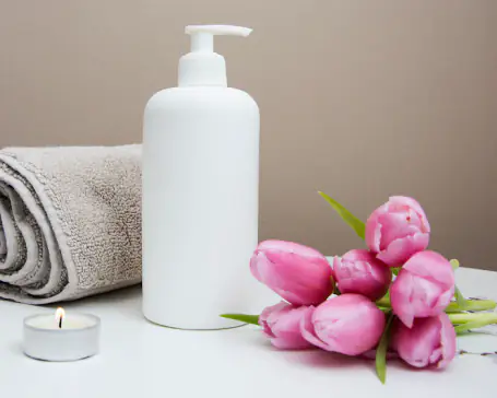 Serviettes, bougie et fleurs dans l'espace de repos