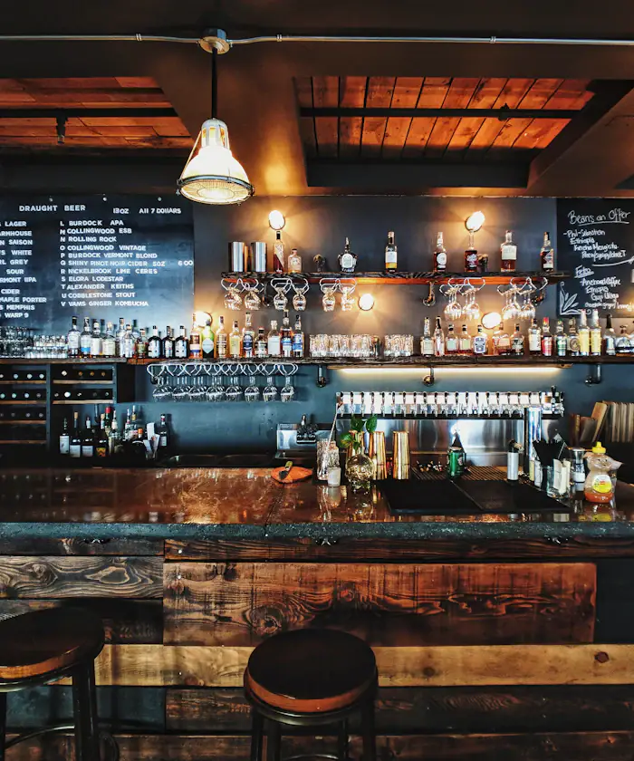 Le bar de l'hôtel, comptoir et bouteilles