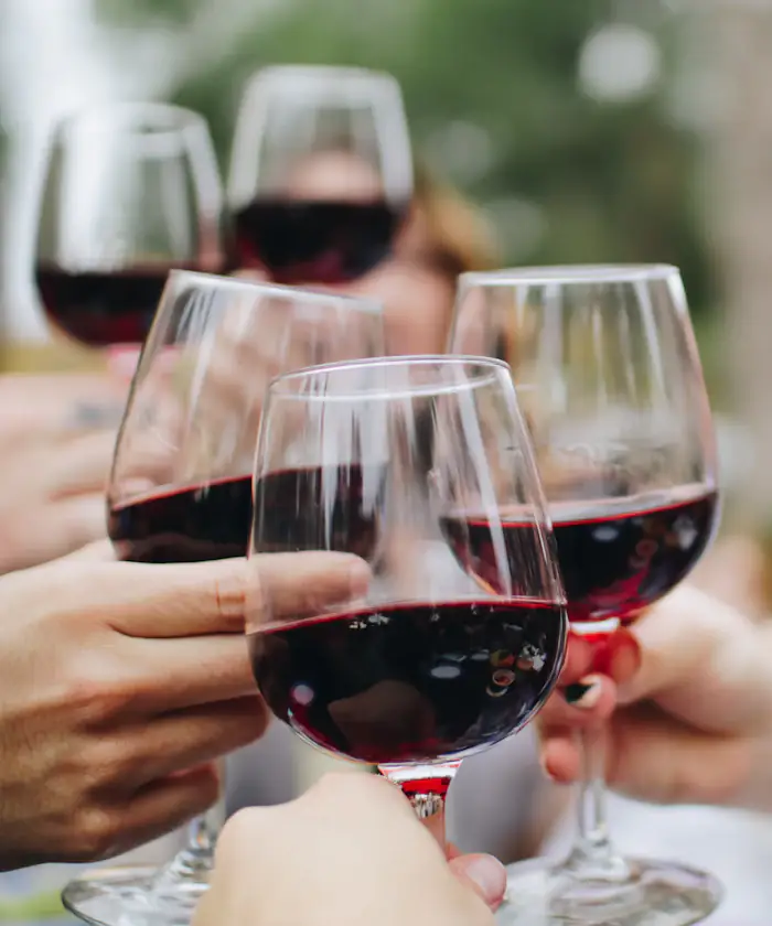 Verres de vin rouge levés pour trinquer