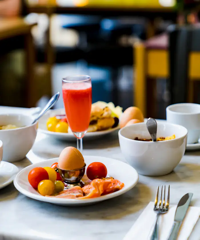 Petit-déjeuner servi : viennoiseries, fruits et jus