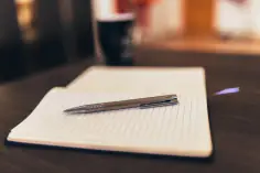 Un carnet et un stylo sur une table