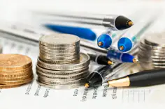 Pièces de monnaie et stylos sur des documents