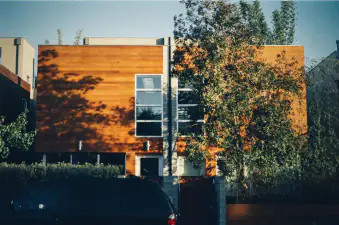 Maison contemporaine bardée de bois