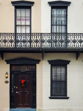 Façade d'une maison de ville à balcon