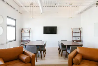 Le salon d'attente et ses fauteuils