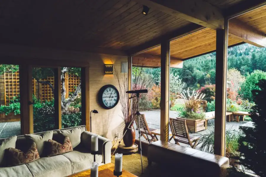 Le patio vitré ouvert sur le jardin