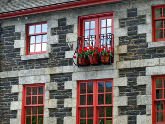 Les fenêtres côté rue