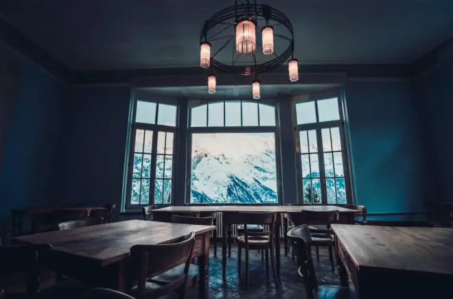 Une salle de réunion aux lumières du soir
